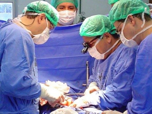 transplante Ulisses rodeado pela equipe médica da cirurgia cardiovascular do Hospital de Base Foto: HBRP