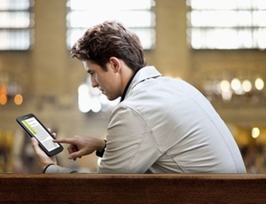 tv-web-wap-celular-homem-le-no-tablete-reader-samsung-galaxytab-1290599538778_300x230