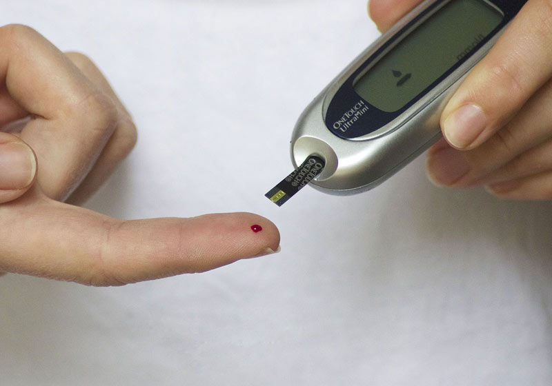 Pessoa medindo glicose no sangue - Foto: Tesa Robbins / Pixabay