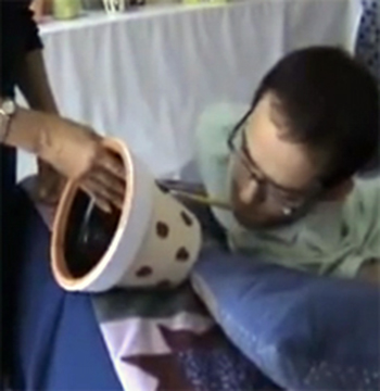 rodrigo_pintando_com_a_boca3