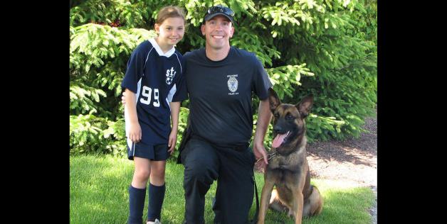 Allison_Henry_cao_colete|menina_cachorro_colete