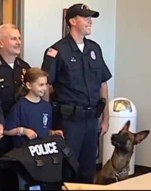 menina_cachorro_colete