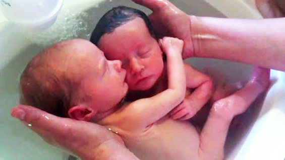 gemeos_banho_juntos3