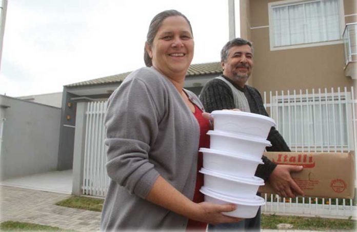 vida no prato close 1|vida no prato close 3|vida no prato entregando close|vida no prato todos close Foto: Gerson Klaina/TR|Foto: reprodução/Facebook|Foto: reprodução Facebook|