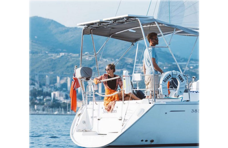 casal-barco-mar-close-2