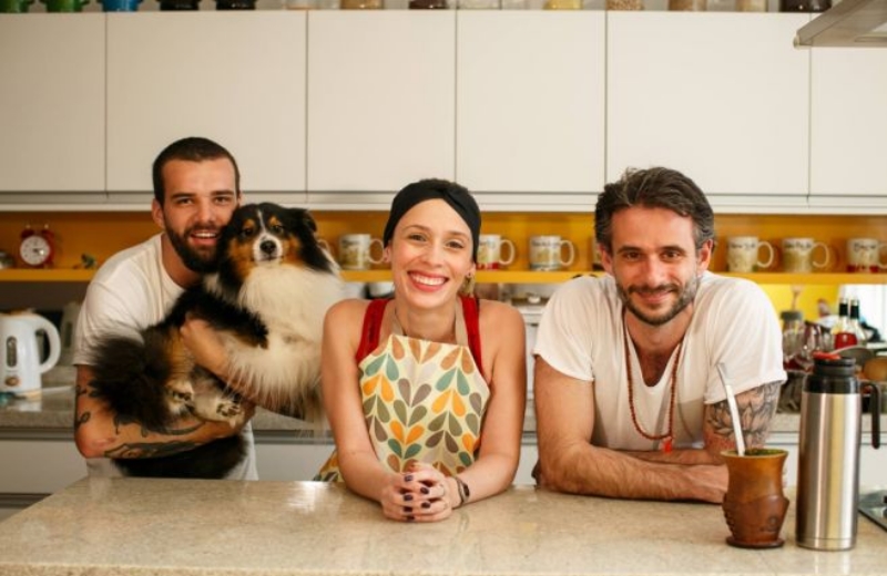 O diretor Lucas Costa com o cachorro Bart