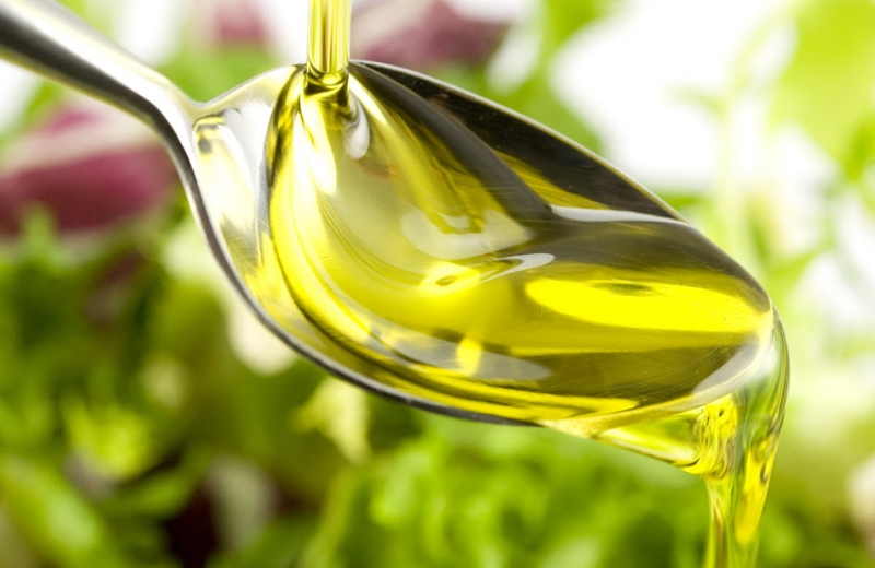 Foto: mercadomunicipaldecuritiba.com.br|Como escolher o óleo ideal? Foto: Cottonseed Oil / Flickr|||Comprar azeite de oliva extravirgem armazenado em recipientes escuro é sempre a melhor opção! Foto: revistaadega.uol.com.br