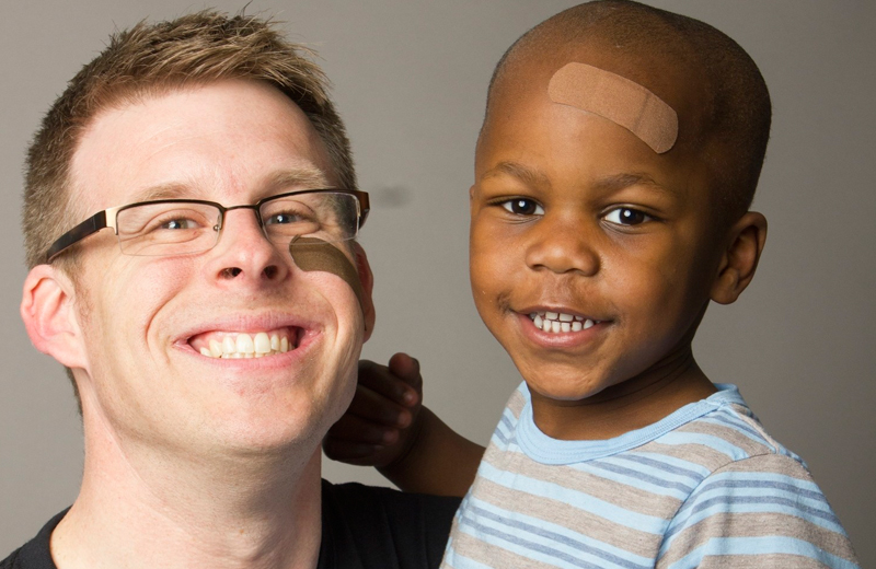 TOBY MEISENHEIMER E O FILHO KAI (FOTO: DIVULGAÇÃO)||