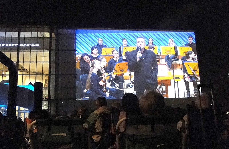 A delícia de curtir uma noite sentado na grama e ouvindo boa música
