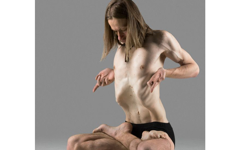 Com os exercícios hipopressivos é possível controlar a respiração e contrair o abdome em posturas parecidas com as da ioga