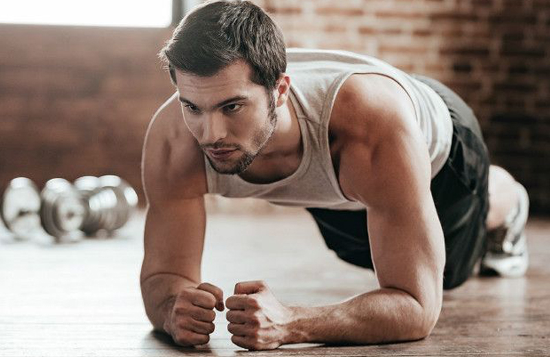 Foto: BBC|Com os exercícios hipopressivos é possível controlar a respiração e contrair o abdome em posturas parecidas com as da ioga