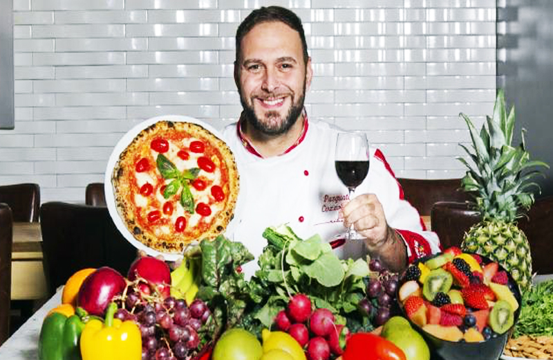 Chef Pasquale Cozzolino com a pizza da dieta. Imagem: NY Post / Brian Zak