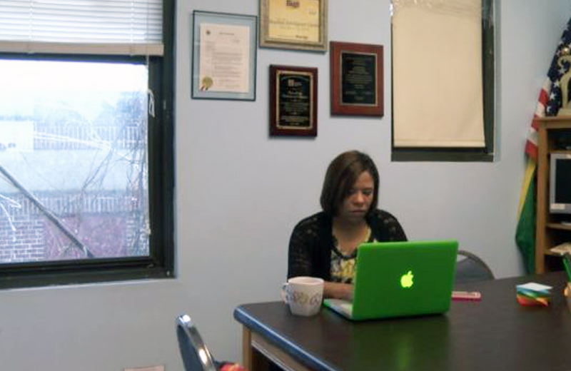 Tracy dirige um centro que auxilia imigrantes em questões legais