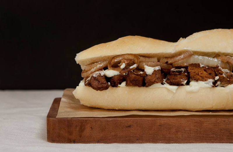 lanche na baguete com maionese tradicional e o ingrediente especial, que na foto é o seitas acebolado/Foto: Helena Peixoto