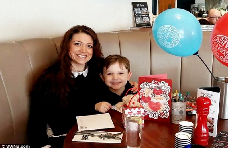 Foto: SWNS.com|Foto: Emma e o filho Max com a cortesia do Pizza Express onde passaram o Valentine's Day