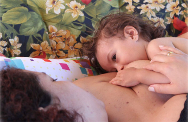 Ludmila amamentando Yasmin - Foto/Arquivo Pessoal