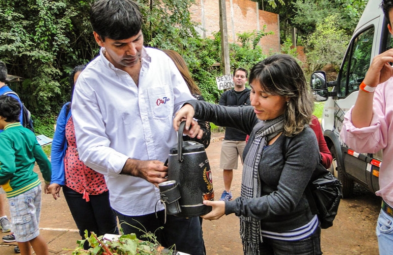 O nosso guia, Rigo Dan, me ensinando sobre o ritual do Tereré.