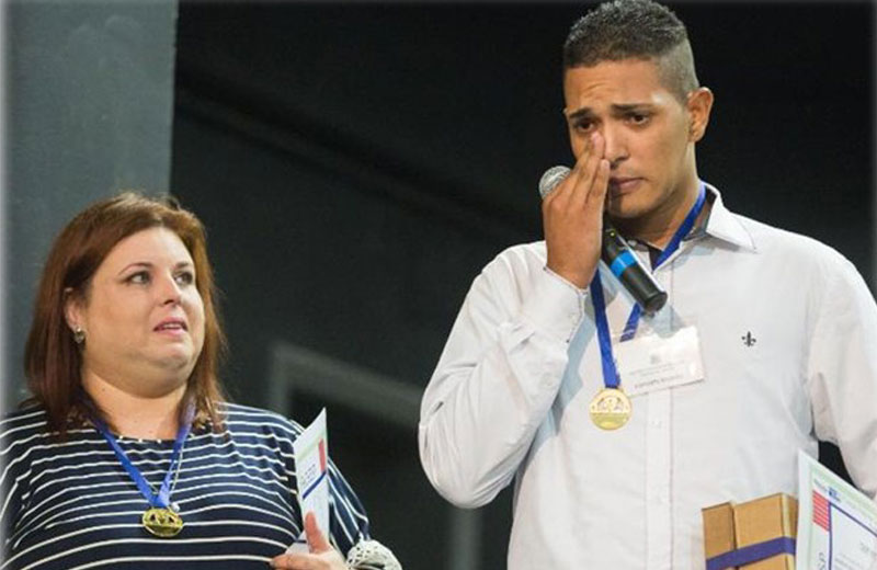Jonathan e professora Andrea Chiarioni - Foto: Divulgação / Secretaria de Educação