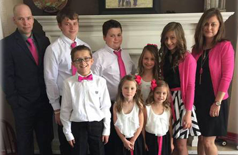 Os Culley com 7 dos 9 filhos - Foto: Reprodução/ Gofundme