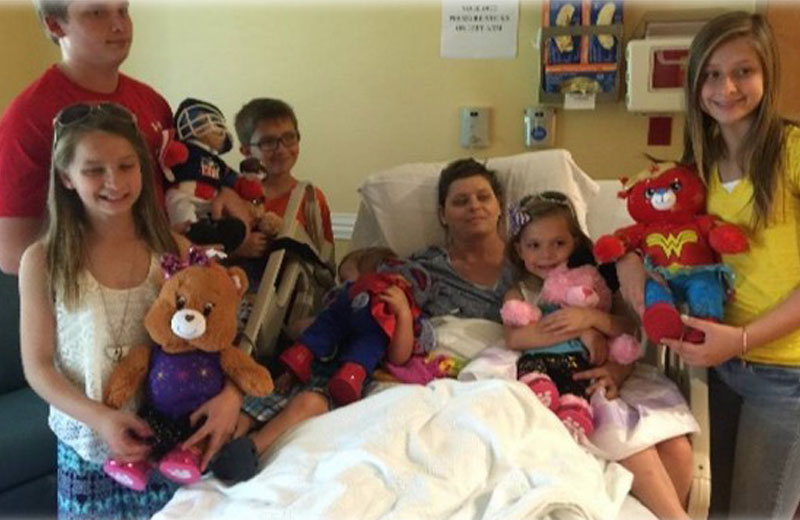 Beth e seus 6 filhos - Foto: Reprodução/ Gofundme|