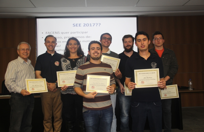 EQUIPE DE UNIVERSITÁRIOS QUE PROJETOU A BASE LUNAR (FOTO: DIVULGAÇÃO)|A EQUIPE DE UNIVERSITÁRIOS QUE PROJETOU A BASE LUNAR (FOTO: DIVULGAÇÃO)|(FOTO: CONCEPÇÃO ARTÍSTICA DA BASE PROJETADA PELOS ESTUDANTES)
