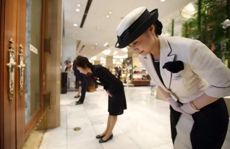 ado do mundo Funcionários em lojas e restaurantes te cumprimentam sempre com deferência e um caloroso irasshaimase (bem-vindo) / Foto: Kyodo