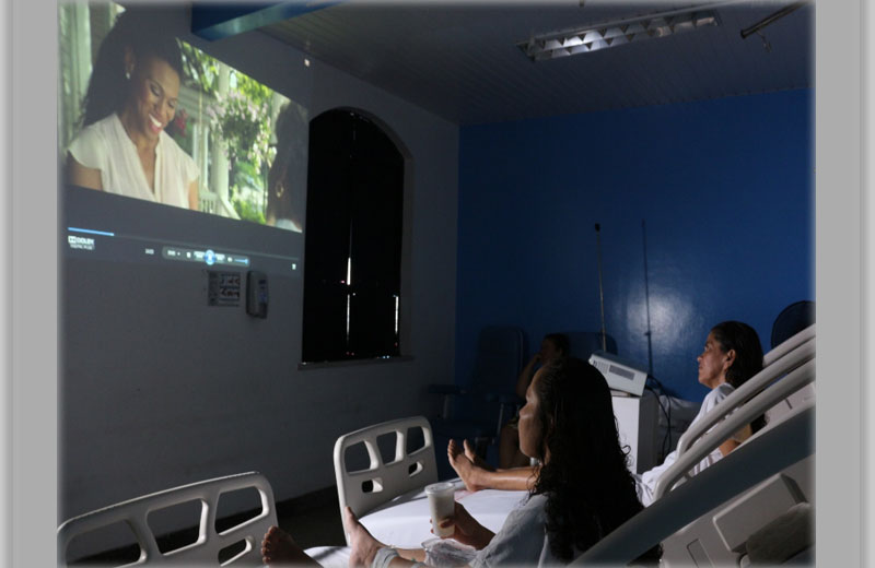 Foto:Julyane Galvão|Sessão de cinema é oferecida aos pacientes que fazem tratamento oncológico no HCTLF. Foto:Julyane Galvão||Projeto Cinema nas enfermarias têm animado rotina de pacientes. Foto: Francisco Campos