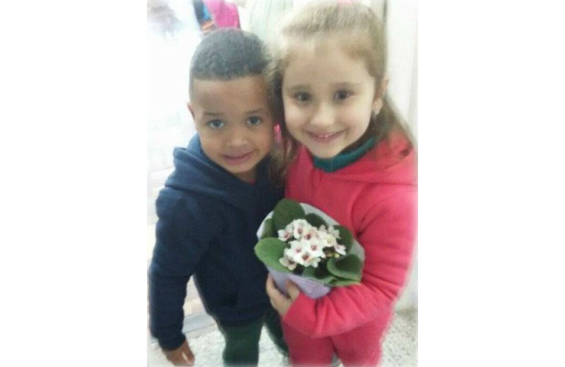 menino-desculpas-flores-close-2