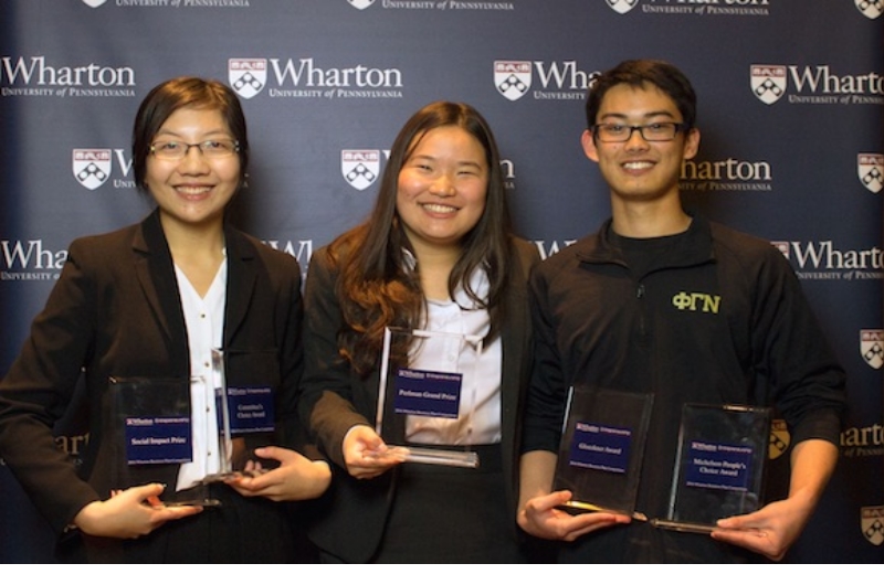 Jeanny Yao, Miranda Wang e Alexander Simafranca recebendo um dos prêmios pela Biocellection