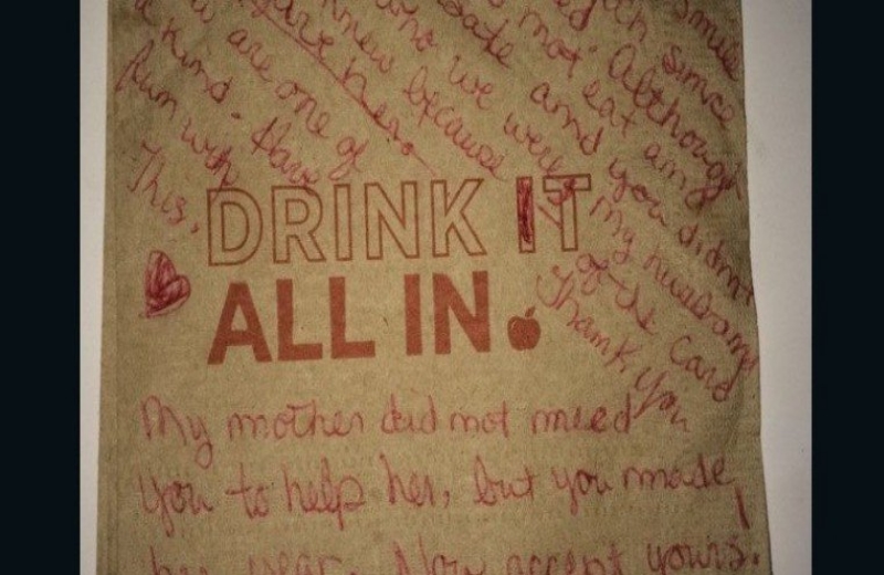 Créditos: Reprodução/Facebook Mensagem escrita em um guardanapo explicando o porquê da gorjeta