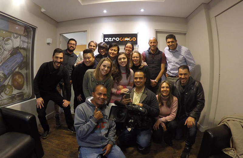 A equipe da Agência, de reportagem e a Dona Ivone ao centro/Foto: Agência Zero Cinco