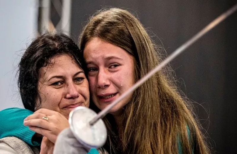 Mônica Santos é abraçada pela filha Paolla/Foto: Márcio Rodrigues / MPIX/CPB