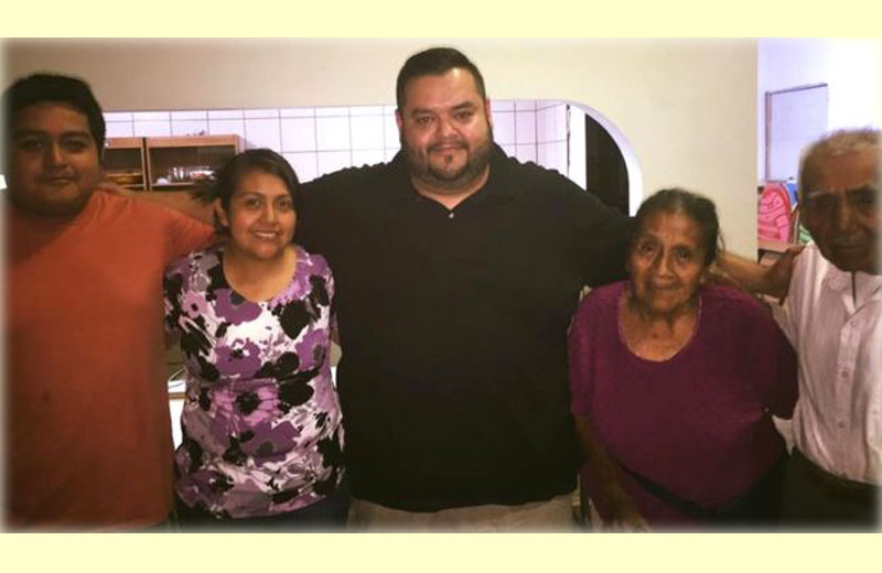 Cervantes Macías, ao centro, com o casal Sánchez (à dir.) e parentes - Foto: reprodução / Facebook