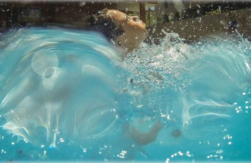 Foto genérica de garoto nadando - AFP