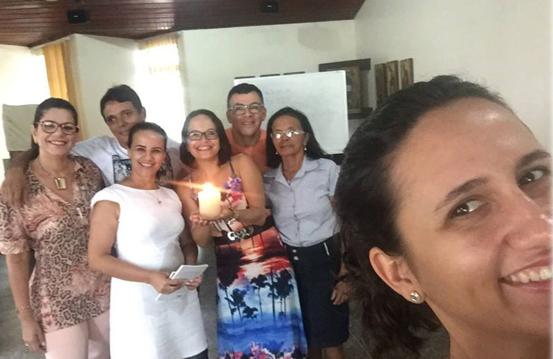 Fernanda Santana segurando a vela - Foto: arquivo pessoal 