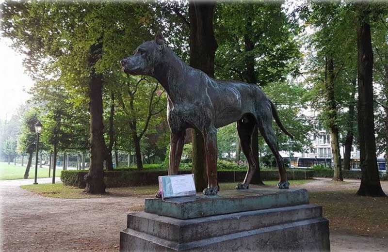 Livro escondido na estátua - Foto: reprodução / Facebook