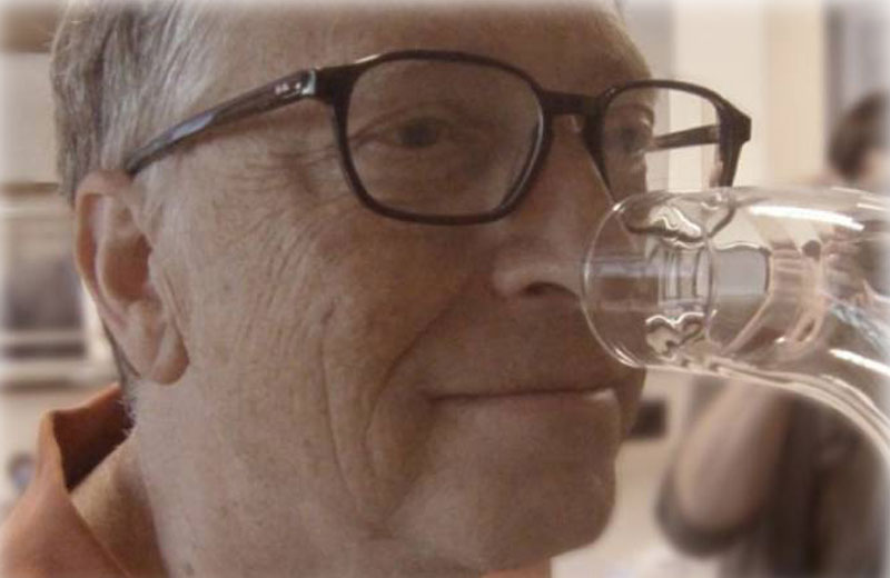 Bill Gates e o pote com cocô - Foto: gatesnotes.com/Reprodução|Um dos vasos apresentados em Pequim - Foto: Mark Schiefelbein / AP|