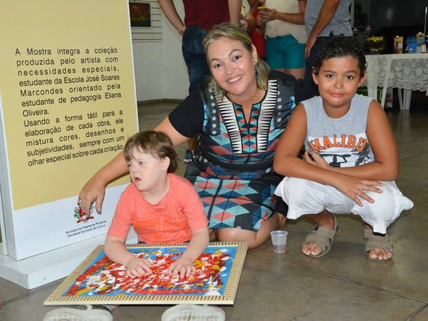 Matheus e a mãe - Foto: Olímpio Moura/Divulgação