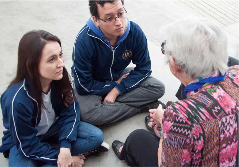 Alunos da FTT na Casa dos Velhinhos -Foto: divulgação 
