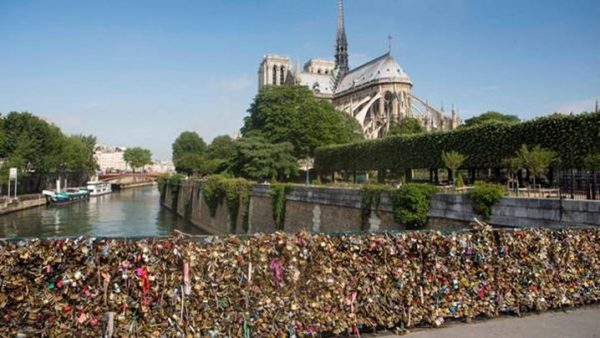 Cadeados do amor presos à ponte próxima à Catedral de Notre Dame Cathedral - Foto: AFP