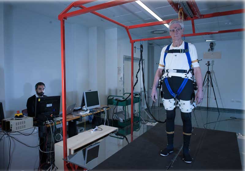 Fulvio Bertelli com o exoesqueleto - Foto: Hillary Sanctuary / EPFL