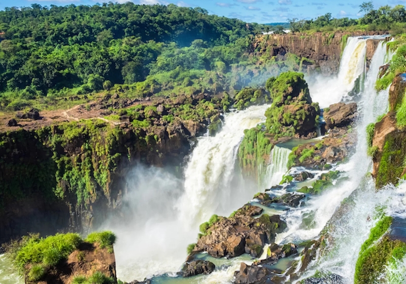 Cataratas do Iguaçú entre a Argentina, o Brasil e o Paraguai - o país mais feliz do mundo/Foto: RM Nunes - Shutterstock