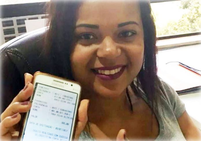 deposito-devolve-close|yara_deposito Yara Oliveira e o comprovante da devolução - Foto: reprodução / Facebook|A estudante da UnB
