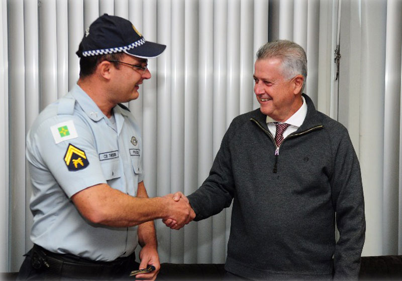 PM Heitor Theodoro com o governador Rodrigo Rollemberg - Foto: Tony Winston / AgênciaBrasília|Foto: reprodução / Facebook|PM Heitor Theodoro recebe patente de terceiro-sargento - Foto: reprodução / Facebook