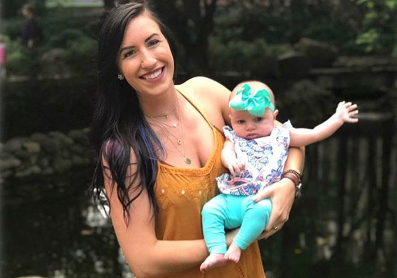 Amanda Stefanski segura bebê de aluna - Foto: reprodução / Twitter / Columbia College|