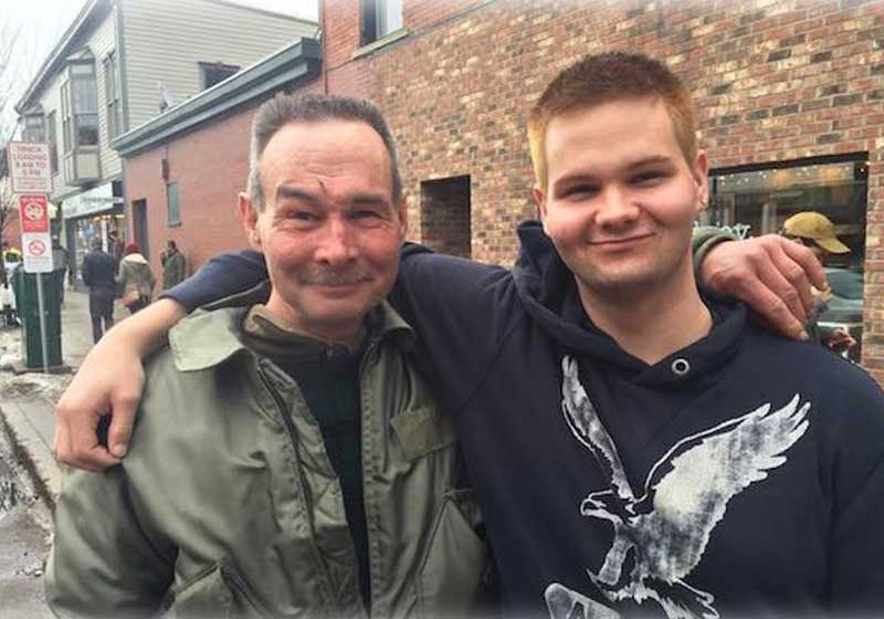 Perry reencontra o filho Joe - Foto: reprodução / Miracle Massages|