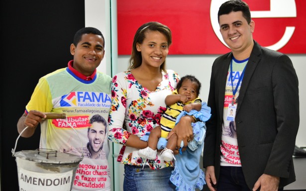 Jhone, a mulher, o filho e o coordenador da Faculdade Fama - Foto: Bruno Fernandes