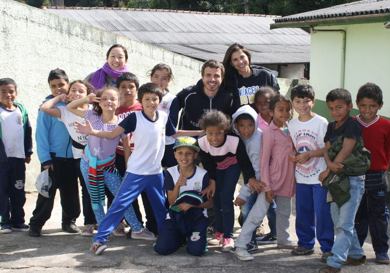Crianças beneficiadas pela Viagem do Bem e Eduardo Pacífico