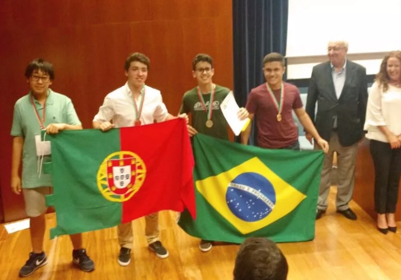 Foto: Divulgação IMPA|André Koga e Eduardo Quirino recebendo a medalha de prata Foto: Divulgação IMPA