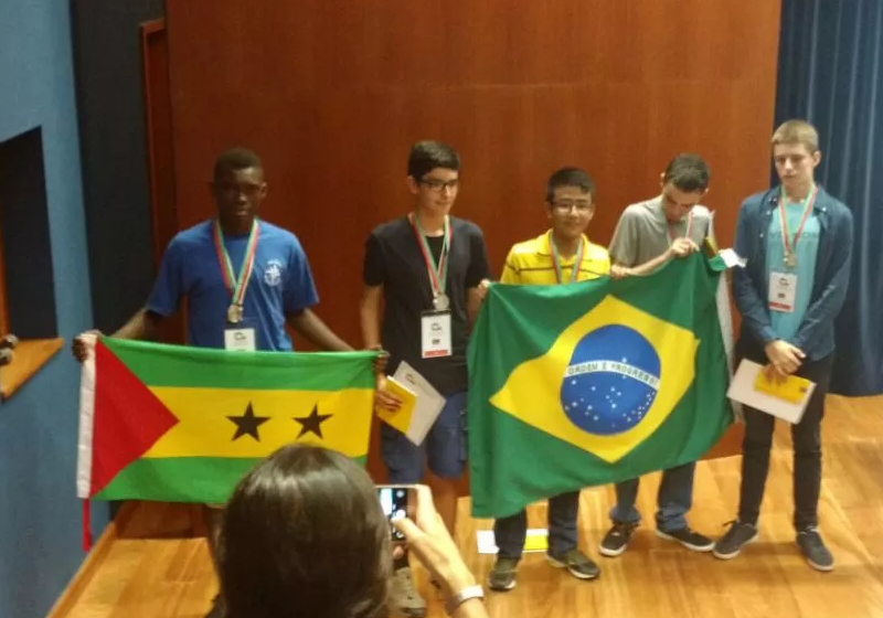 André Koga e Eduardo Quirino recebendo a medalha de prata Foto: Divulgação IMPA 